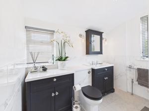 Family bathroom - click for photo gallery